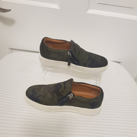 NWOB Very Volatile Los Angeles Normande Slipon Sneaker Shoes Size 6M, Camo Print - Picture 3 of 12